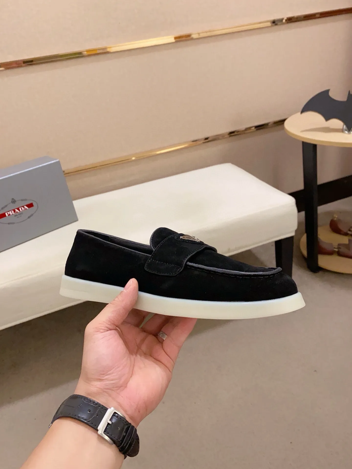Men's shoes 💰 580💰 ✔️✔️✔️High-quality new PRADA counters are launched at the same time. The new men's shoes and 😘fabrics are selected from high-silk bald cowhide and are made by pure handicrafts. Lining: Full cowhide lining. 👍🏿 High-end ☄️ air-cushion molded anti-slip rubber outsole, exquisite lines, simple and elegant, comfortable and high-end for leisure travel. Code number: 38 to 44 (45 can be customized)
